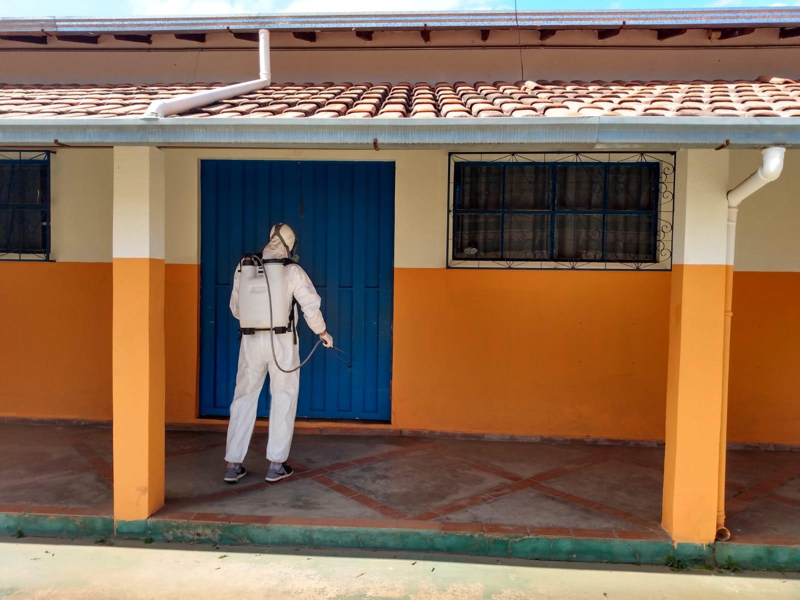 Dedetização e desratização na Escola Municipal Henrique Lage